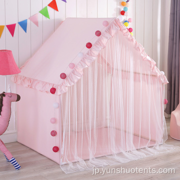 屋内の小さな家の子供のおもちゃは子供のテントを再生します